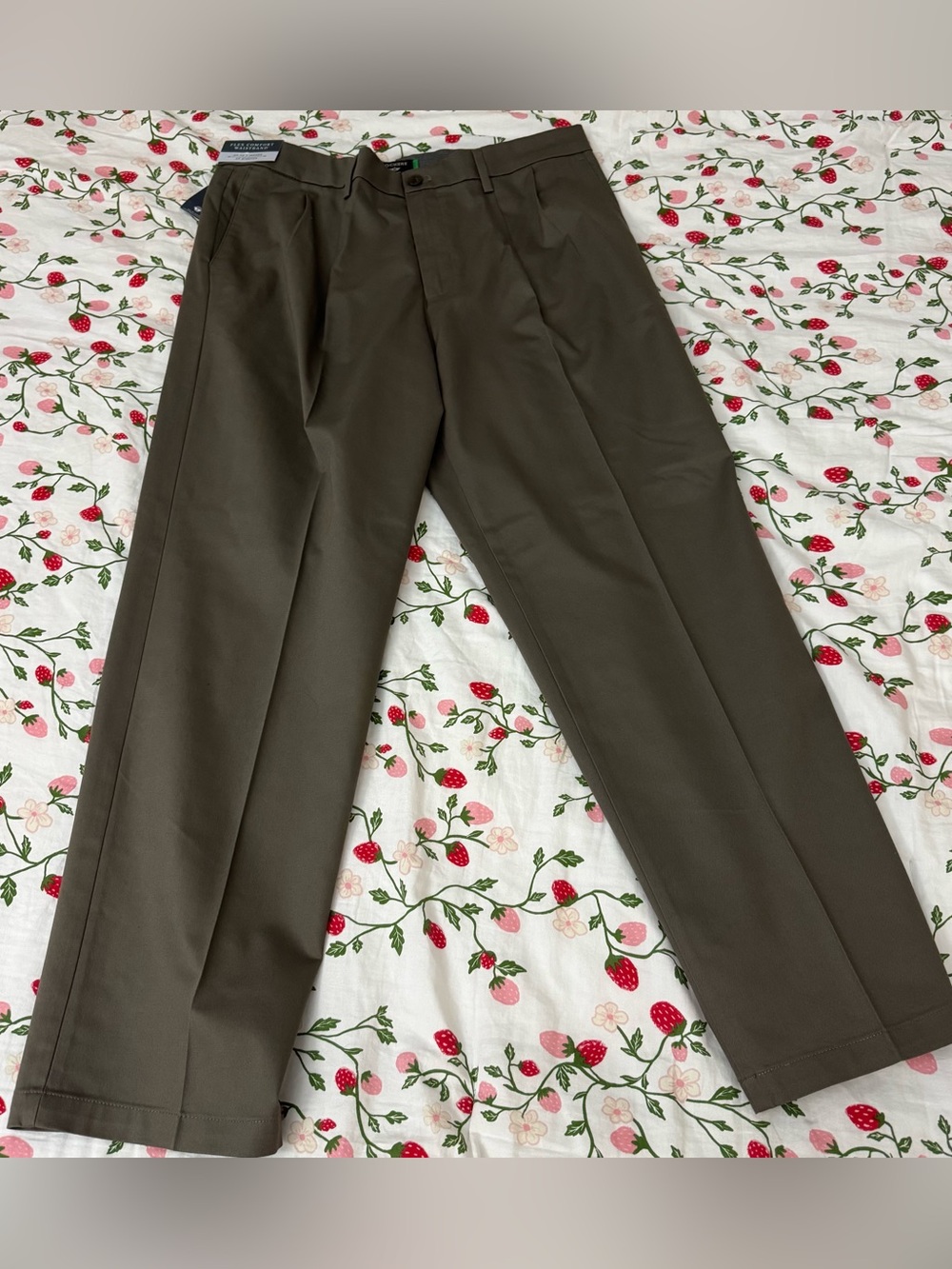 NWT Dockers Classic Fit Pleated Khaki Pants Olive Brown 36x32